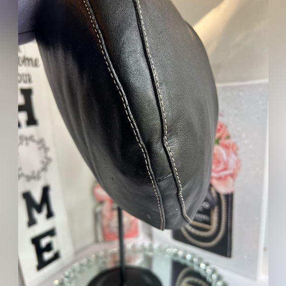 Enzo Angiolini Black Toiletry leather with Elegant Design shoulder bag - Picture 10 of 11